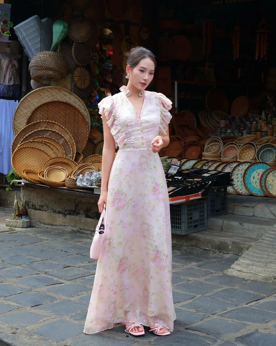 Đầm tơ hoa cánh tiên ở phố cổ Hội An — Lookbook Thu 2026