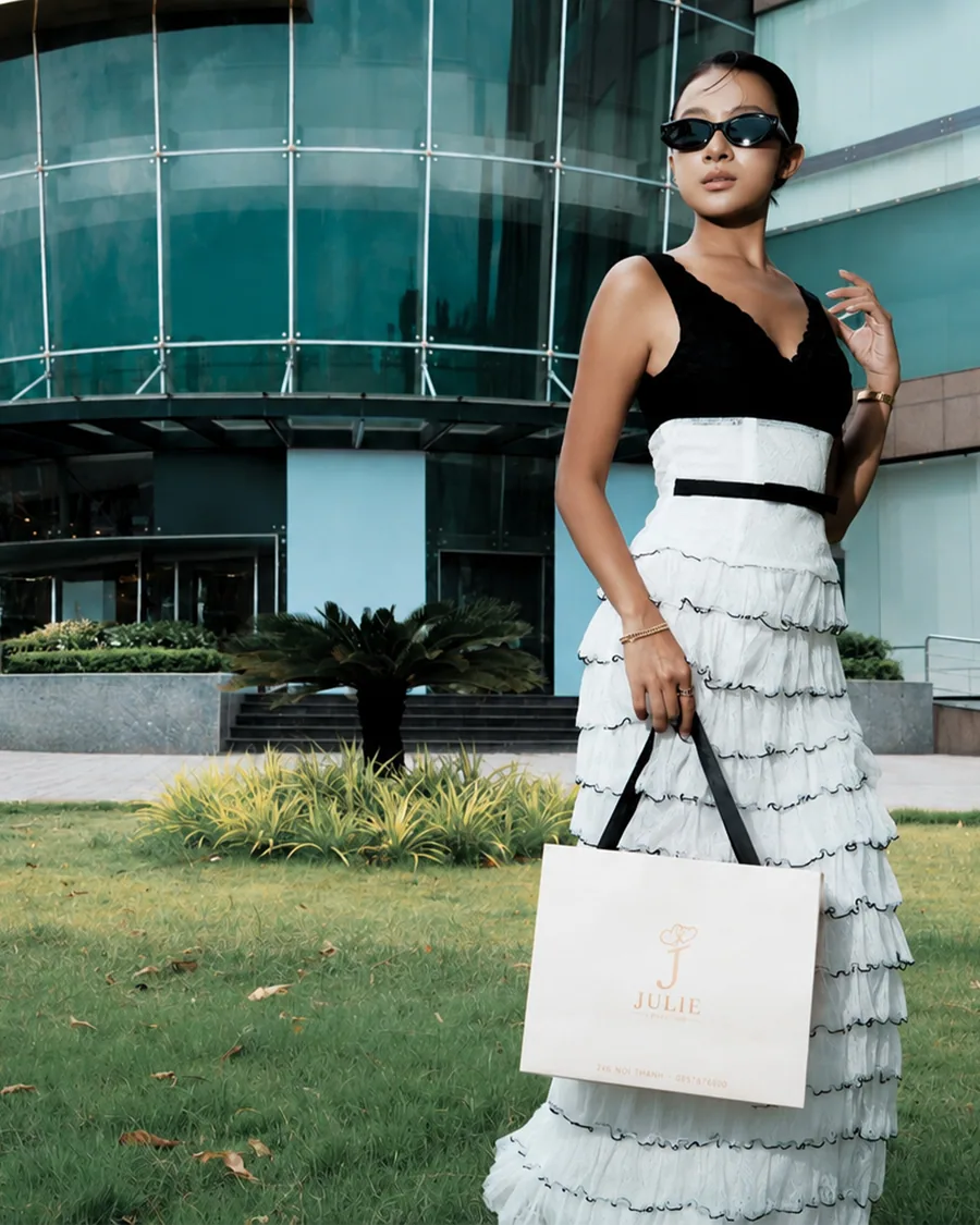 Người mẫu mặc đầm maxi đen trắng bèo tầng