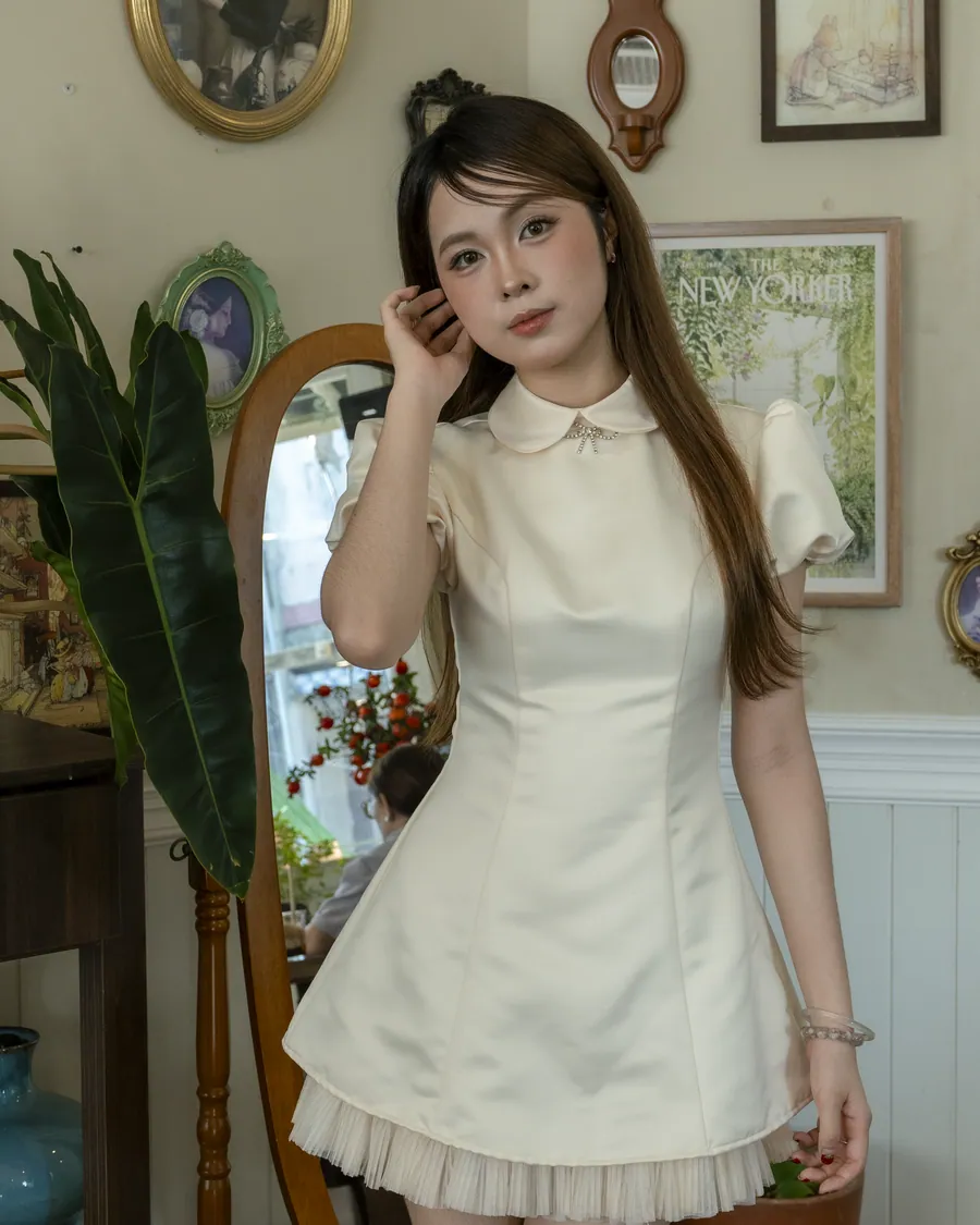 Váy cổ sen tay phồng trong quán cà phê cổ điển — Lookbook Thu 2026
