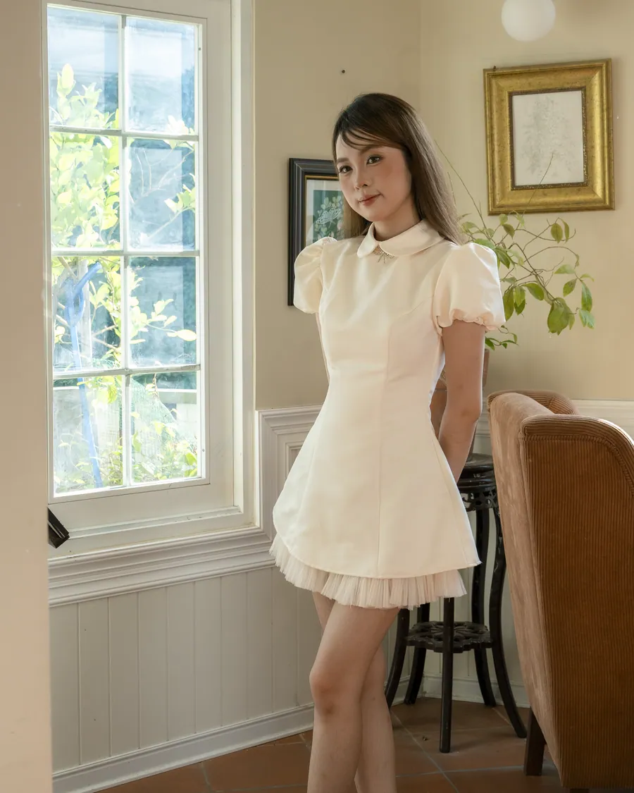 Váy cổ sen tay phồng — Chiều ở quán cà phê cổ điển