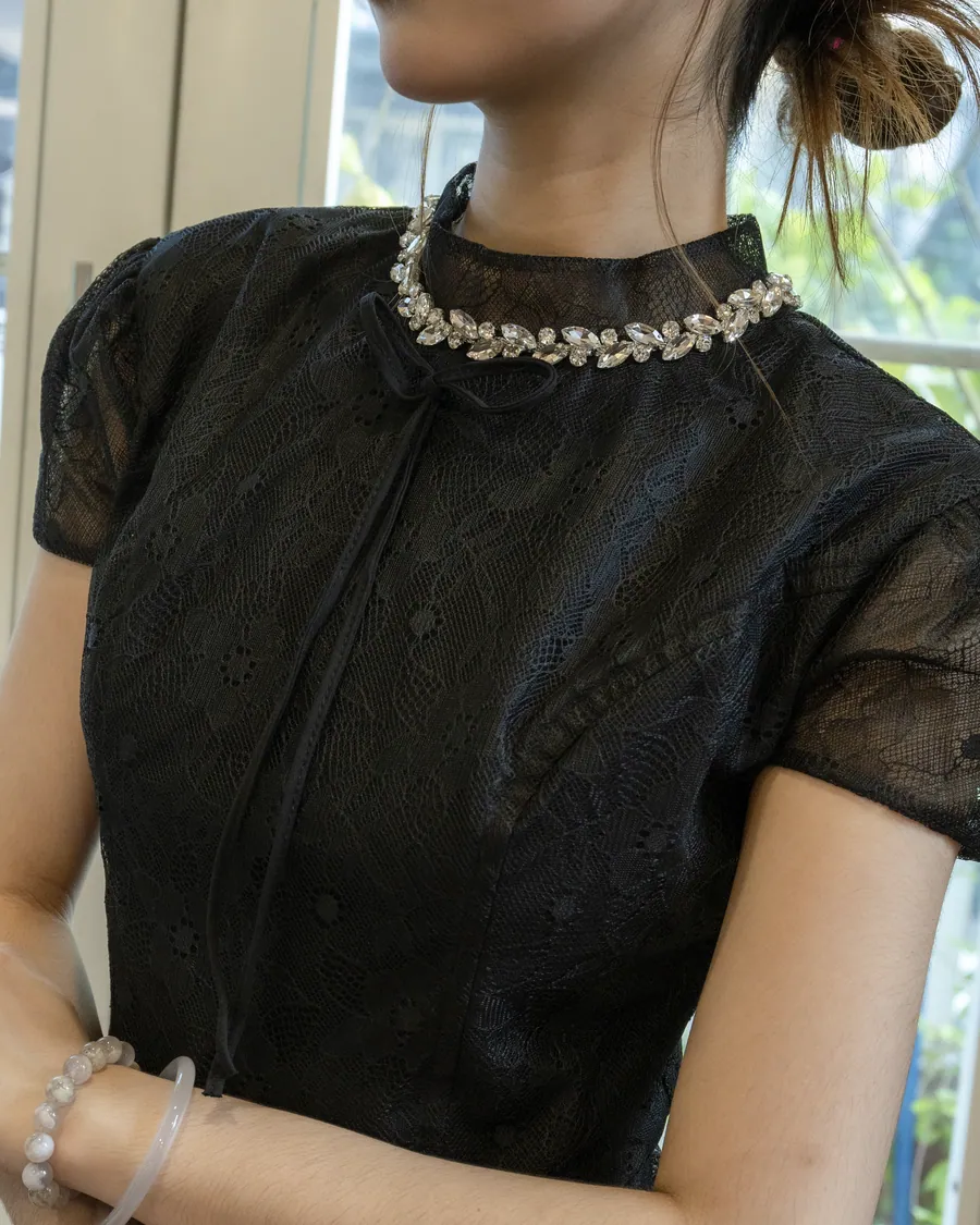 Váy ren xoè đính đá — Chiều ở quán cà phê cổ điển
