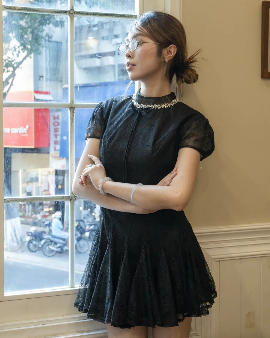 Váy ren xoè đính đá — Chiều ở quán cà phê cổ điển