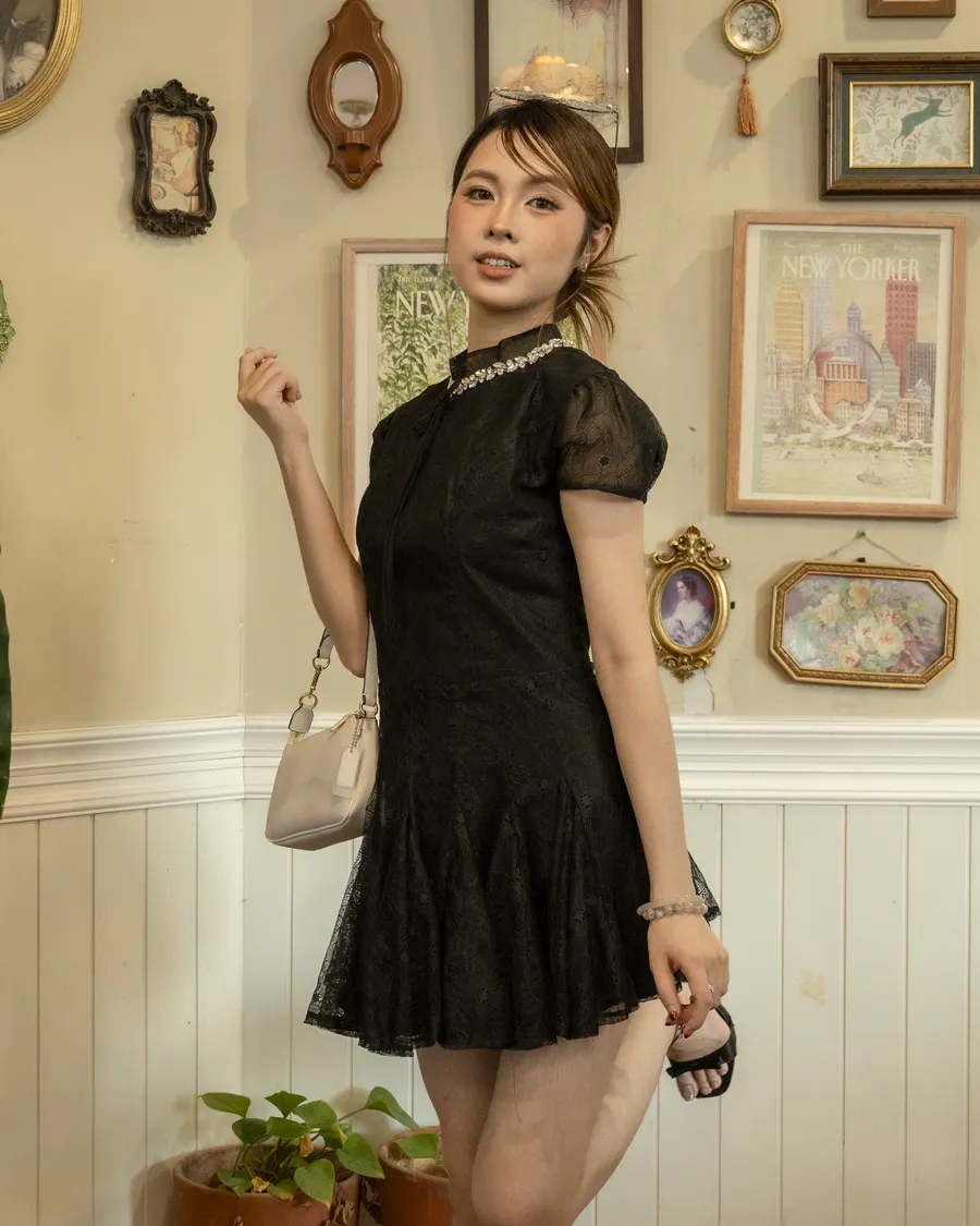Váy ren xoè đính đá — Chiều ở quán cà phê cổ điển
